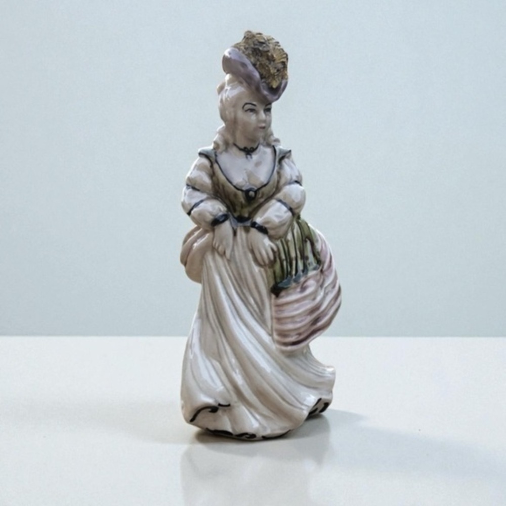LESLIE FURLONG PORCELAIN FIGURINE STATUE Victorian lady . Rare. Signed